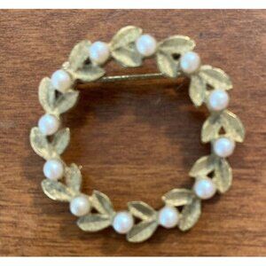 Vintage Brooch Pin Faux Pearls Laurel Leaf Gold Tone Circular Floral Theme Grann